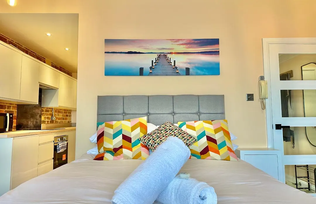 Pier View Retreat - 5 Mins Walk To Beach - Sea Views With Parking-1