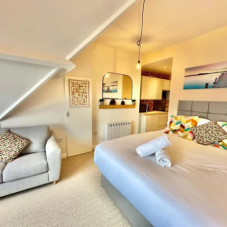 Pier View Retreat - 5 Mins Walk To Beach - Sea Views With Parking-3